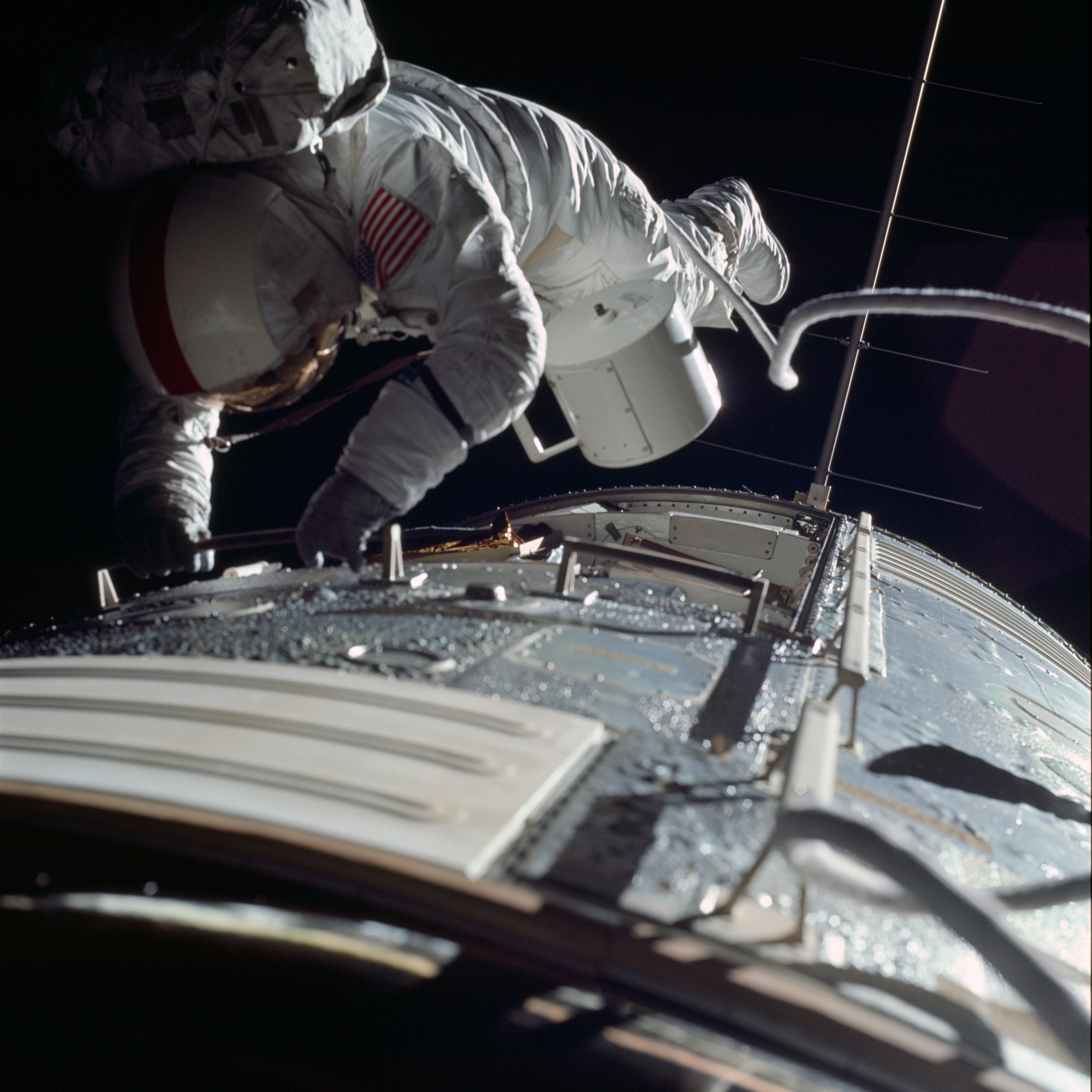 Apollo_17_astronaut_Ronald_E._Evans_performs_an_EVA_to_retrieve_film_cassettes_during_the_trans-Earth_coast